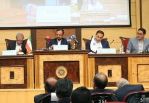 در صدوسیزدهیمن نشست شورای گفتوگو استفاده طرحهای سرمایه گذاری توسعهای از معافیت مالیاتی، تسهیل در روند تامین و واردات انواع ماشینآلات تولیدی و رفع ممنوعیت اقلام و محصولات آرایشی و بهداشتی بررسی شد.